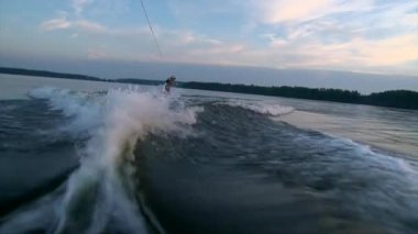 Kız soğuk suda wakeboard sürme