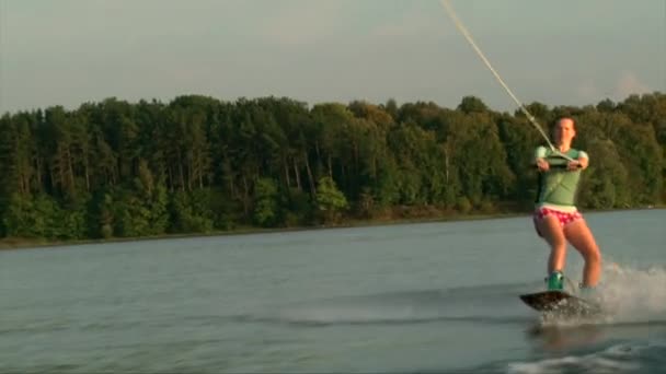 여자 wakeboarder 타고 호수 물 — 비디오