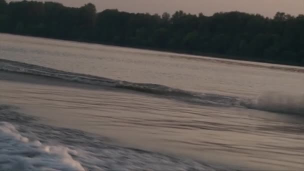 Muž na wakeboard skok vlna — Stock video