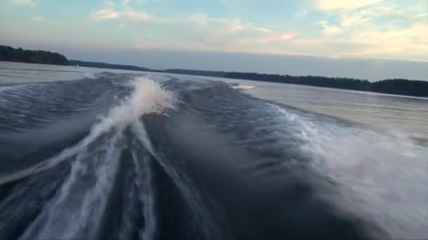 Wakeboarder dívka, aby vlny na vlnu kousek na jezeře — Stock video