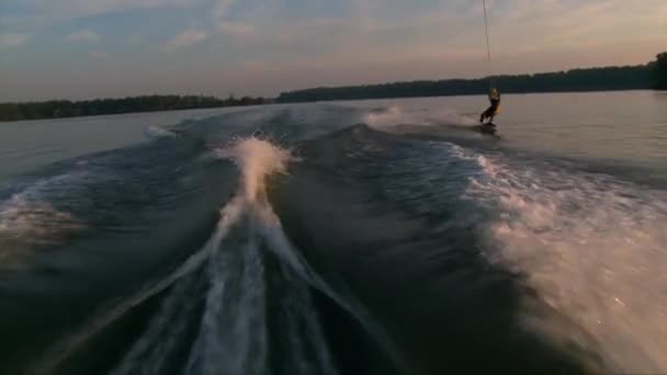 Wakeboarder человек в мокрых костюмах ездить волны и аварии в воде — стоковое видео