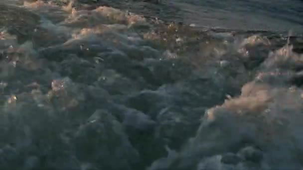 Vagues éclaboussant derrière le bateau de vitesse — Video