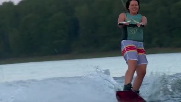 Gelukkige vrouw op wakeboard — Stockvideo