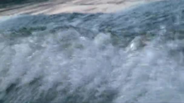 Крупный план водной волны со стойкой фокус бодрствования ноги — стоковое видео