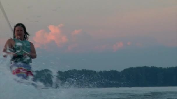 Mujer saltar olas en wakeboard — Vídeo de stock