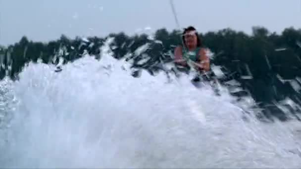 ウェイク ボードに乗って日没湖水の女の子 — ストック動画