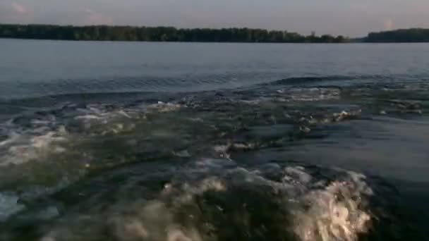 Barco despertador con driza moviéndose sobre el agua — Vídeos de Stock