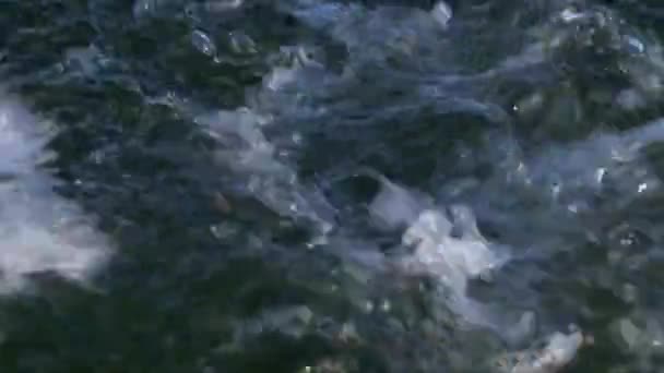 bulles d'eau bulles d'air, vagues derrière le bateau à moteur, l'eau du lac 