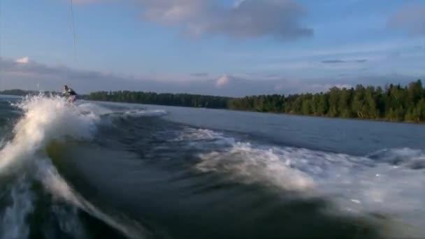 Lepilemur meisje wakeboard rijden op zonsondergang — Stockvideo