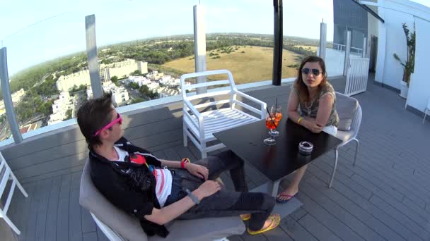 Lesbisk par på terrassen i skybar i lyx hotellrestaurang — Stockvideo