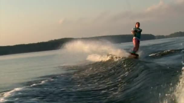 Roter Kopf Mädchen auf Wakeboard, Sonnenuntergang Himmel — Stockvideo