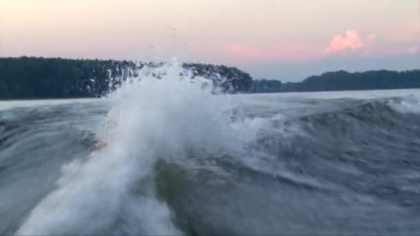 Mulher no wakeboard fazendo acrobacias — Vídeo de Stock