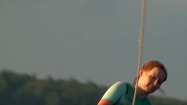 Nära upp skott av röda huvud flicka på wake board, solnedgång sky — Stockvideo