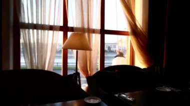 Gece Cafe kulübü pencereden korkunç kukla ipi