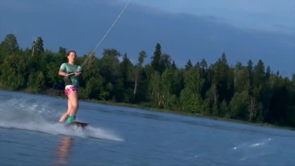 Bella ragazza sul wakeboard, tramonto estivo sul laghetto — Video Stock