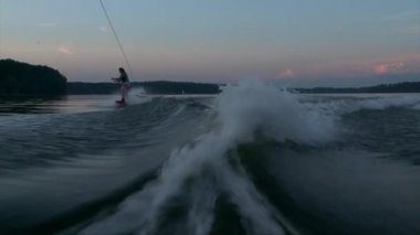 Wakeboarder kız elinden halatı serbest bırakır.