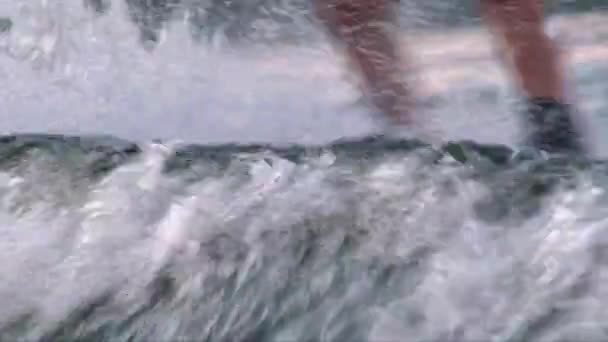 Detail vodní vlny stříkající s skákat wakeboarder — Stock video