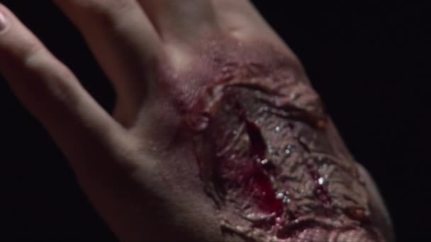 Μαλακή εστίαση χέρι με ψεύτικο αιματηρή ουλή Απόκριες μακιγιάζ — Αρχείο Βίντεο