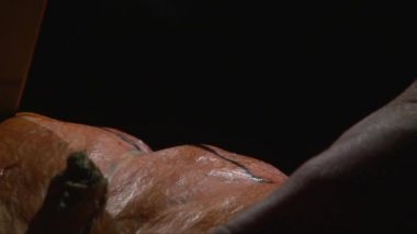 Balkabağından fener Cadılar Bayramı Balkabağı bir jack ilk kesim yapmak