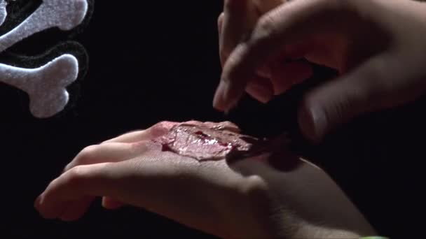 Вилучити фальшивий шрам хеллоуїна з рук — стокове відео