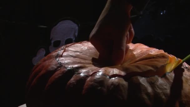 Taglia e rimuovi la parte superiore dalla zucca di Halloween — Video Stock