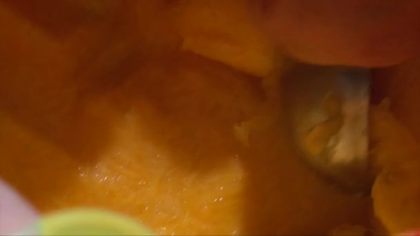 万圣节南瓜被清理的极端特写 — 图库视频影像
