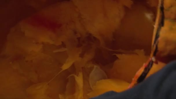 Extreme Close Up Gutting calabaza de halloween — Vídeo de stock