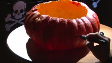 El çizmek gözleri Jack O Lantern kesmek için Cadılar Bayramı Balkabağı