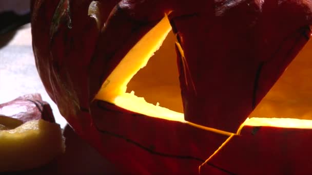 Rita mun Jack o lantern mun på Halloween pumpa — Stockvideo
