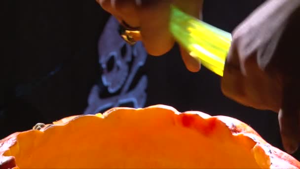 Bastões de brilho verde na abóbora decoração de Halloween jack-lanterna na festa — Vídeo de Stock