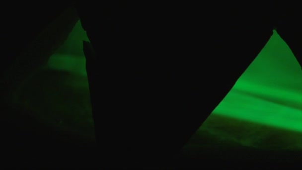 Vyplňování jack lucerna Halloween dekorace s zelená záře hole ve tmě — Stock video