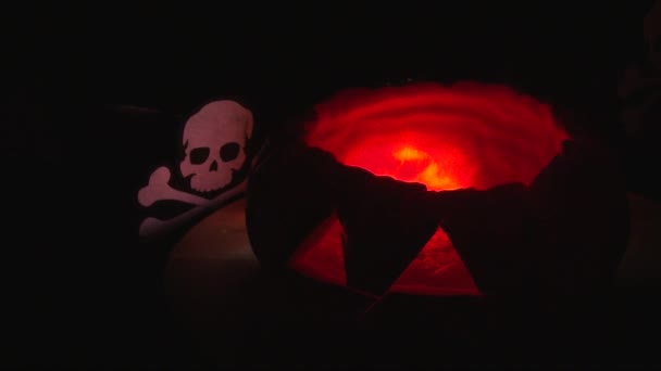 Släppa glöd gröna pinnar i Halloween pumpa — Stockvideo