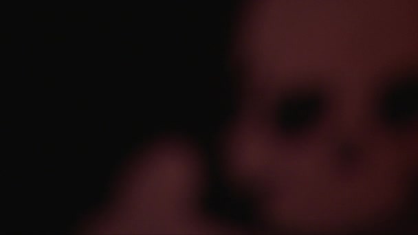 Сфокусируйся на размытии крупным планом, висящим на темном фоне румяного черепа — стоковое видео