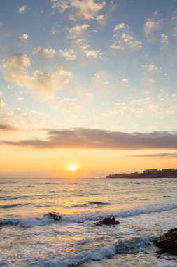 Yazın gün doğumunda deniz sahili manzarası. Gökyüzündeki güneş