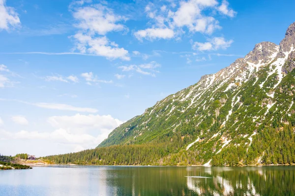 İlkbaharda gölü olan alp manzarası. Dağlarda gezmek için güzel Polonya doğası. mavi gökyüzü