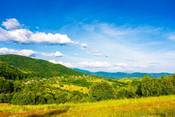 Yazın yeşil tepeleri olan güzel bir dağ manzarası. Kırsal alan güneşli bir günde. Ukrayna 'nın mavi gökyüzü manzarası. Transcarpathia 'nın Alp bölgesinin çimenli otlağı 