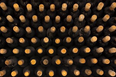 Şarap şişeleri arka plan görüntüsü. Yaşlı şarabın zengin tadı