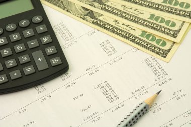 Muhasebe konsepti. Hesaplama arka planında dolar, kalem ve hesap makinesi