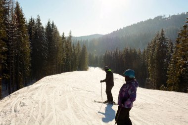 Dağlardan inen kayakçılar Karpatlar ve Bukoveller arasında karla kaplı.