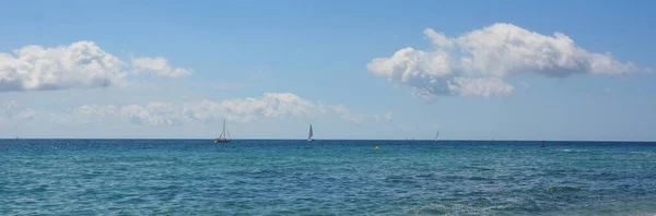 Veleiro Branco Mar Mediterrâneo Incrível Belas Nuvens Cumulus Tempo Viagem — Fotografia de Stock