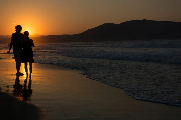 Couple Love Walking Sea Sunset Sunny Path Dusk Hills Background — Stock Photo, Image