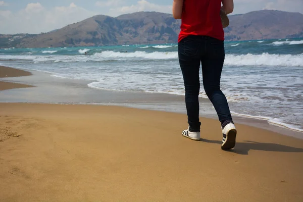 Gün batımında sahilde koşan ayaklar. İleri hareket spor sağlık konsepti