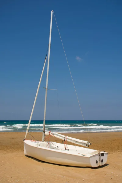 Żaglówka Plaży Piasek Morzem Tle Zbliżenie — Zdjęcie stockowe