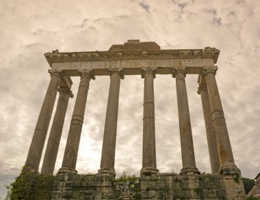 Roma Satürn Tapınağı Roma, İtalya 'da harabe halinde. İtalyan antik binaları ve ünlü simgeler