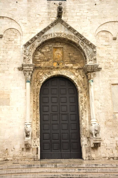 Bari, İtalya 'da Aziz Niklas Bazilikası' nın kapısı. Eski kilise kapısı, ikon ve duvar resmi mimarisi