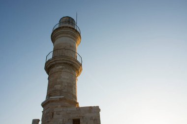 Güneşli bir günde, Chania Old Town 'daki Venedik Limanı' nda arka plandaki deniz feneri. Yunanistan Girit Adası