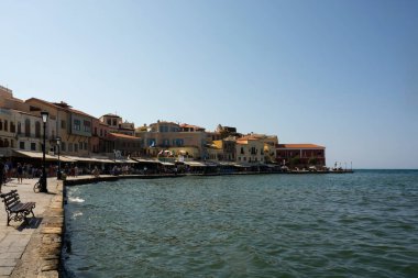 Yunanistan, Chania - 09 Ağustos 2018: Güneşli bir günde Girit Venedik Limanı ve Chania Old Town deniz feneri. Yunanistan Girit Adası