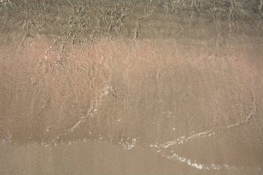 Elafonisi sahili temiz su dalgalanması. Turkuaz suyu ve pembe kumu olan cennet kumsalı. Girit Adası simgesi, Yunanistan