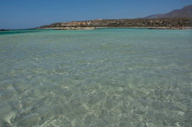 Elafonisi plajı, Girit Adası simgesi. Turkuaz berrak su ve pembe kumu olan cennet plajı, Yunanistan