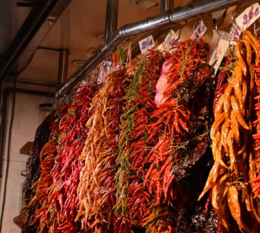 Pazarda çok güzel ürünler var. Baharatlı kırmızı, yeşil, sarı acı biber, sarımsak, taze baharatlar, piyasadaki baharatlar. Barselona Boqueria